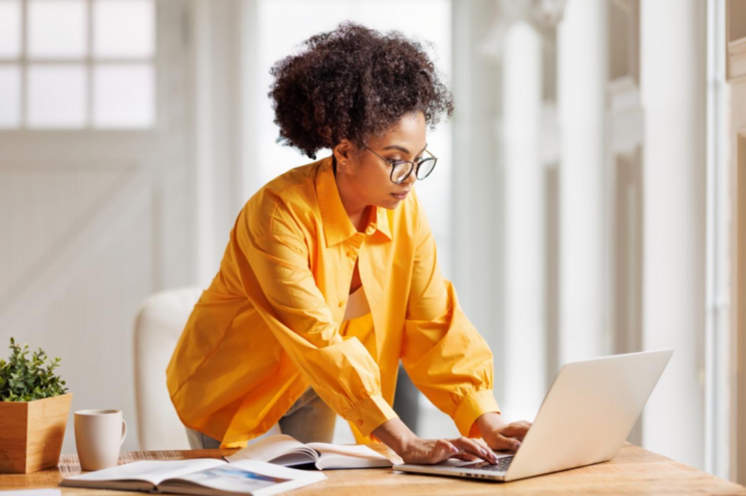 Profesyonel oyun tasarım stüdyosu ortamı