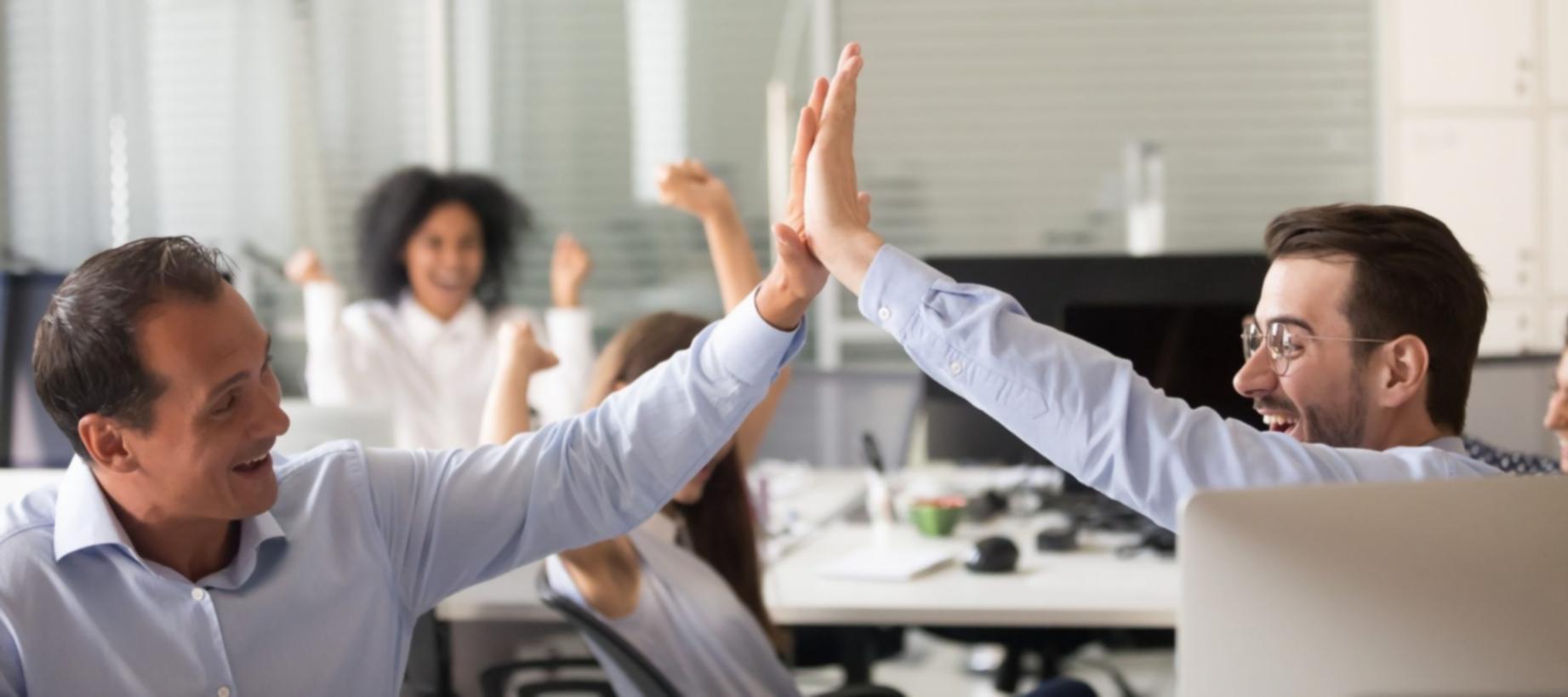 Mobil oyun arayüz tasarım sürecinde dijital ekran üzerinde çalışan tasarımcı